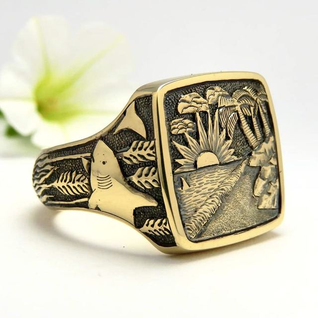 Gold signet ring, hand-engraved with a tropical scene